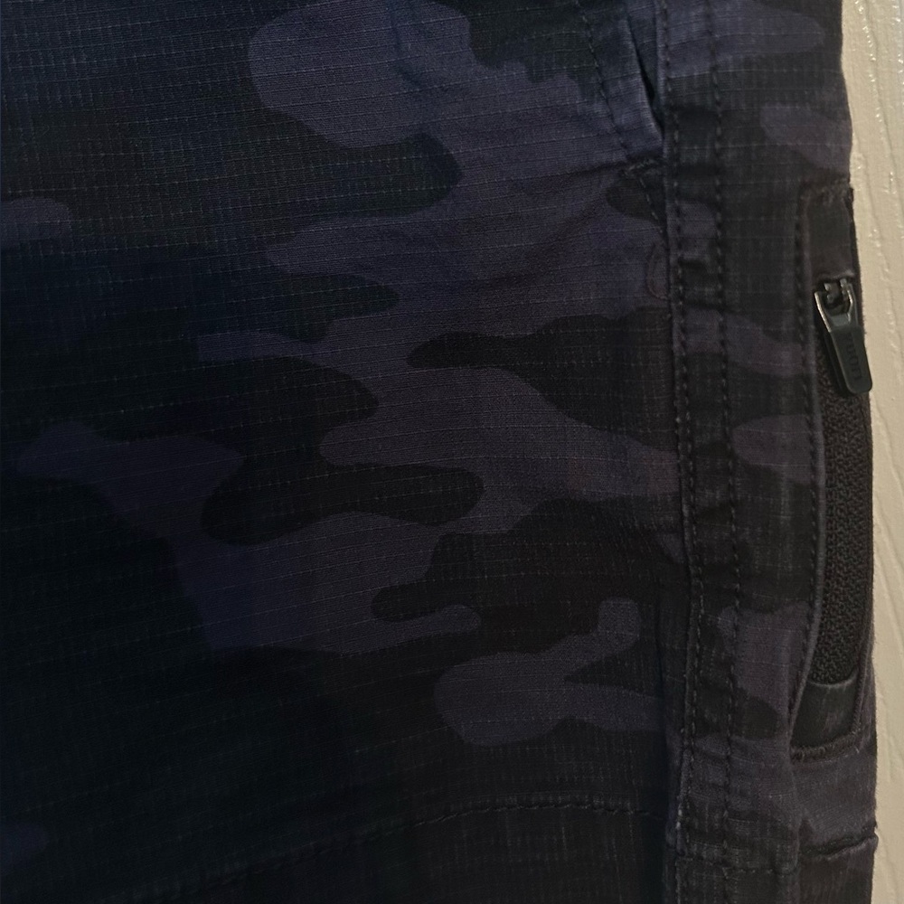 VUORI Ripstop Shorts- Black/ Grey Camo Size Small - Picture 6 of 8